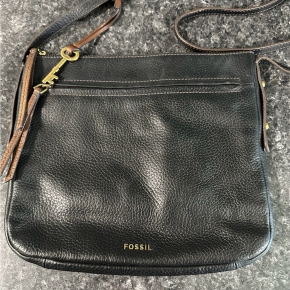 Fossil Pebbled Leather Black Crossbody Bag w/ Tassel Pull - Picture 4 of 14